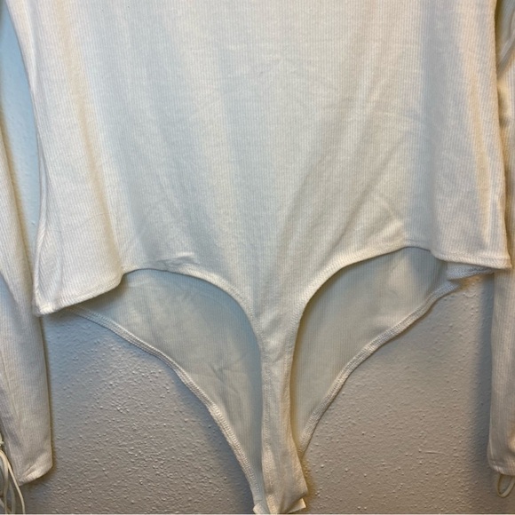 Nanamacs White Lace Up Sleeves Bodysuit Size Medium - Picture 7 of 8